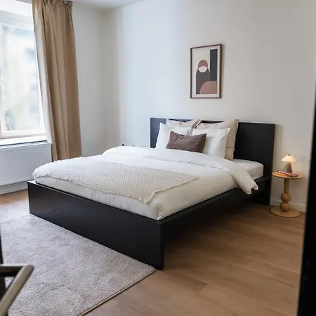 Near Center, Large 7br With Wifi & Tv 아파트 *