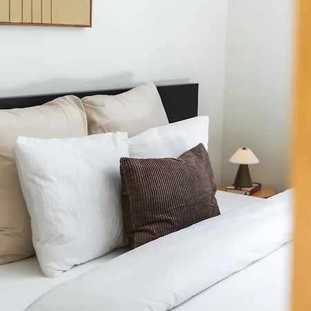 Near Center, Large 7br With Wifi & Tv * 헨트