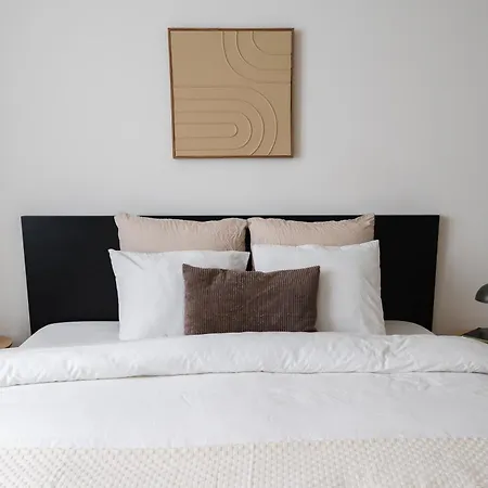 Near Center, Large 7br With Wifi & Tv