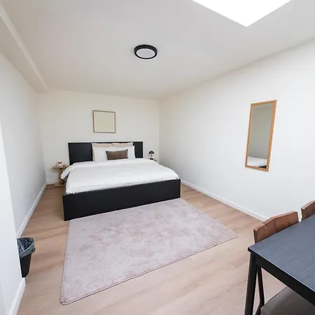 Near Center, Large 7br With Wifi & Tv *