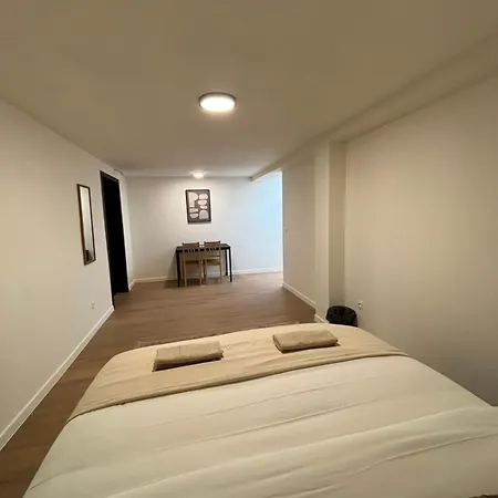 아파트 Near Center, Large 7br With Wifi & Tv